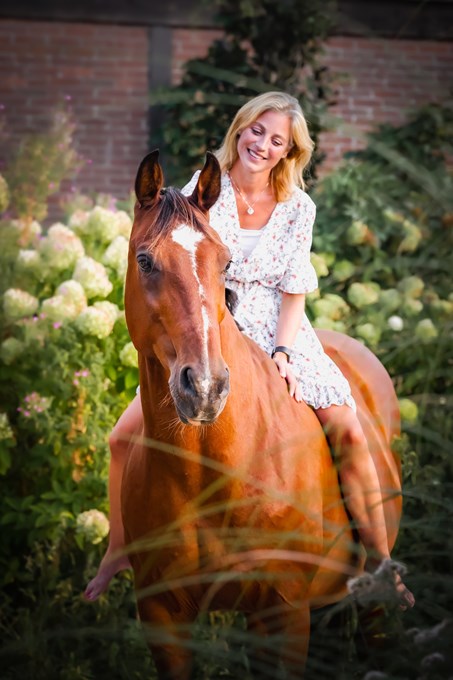 Nienke op eigen paard